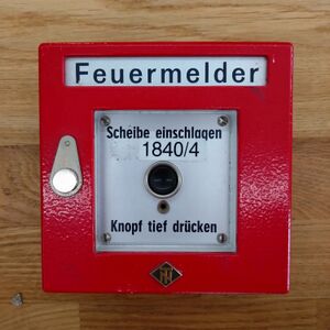 Ein Feueralarm Taster